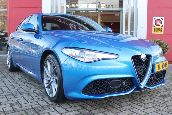 Alfa Romeo Giulia 2.0 T 280PK Q4 AWD VELOCE | FULL MAP NAVIGATIE | BI-XENON KOPLAMPEN | LED ACHTERLICHTEN | LEDEREN BEKLEDING | ELEKTRISCH VERSTELBARE "VELOCE" SPORTSTOELEN MET VERWARMING EN OP DE BESTUURDERSSTOEL GEHEUGEN | ELEKTRISCH VERSTELBARE ZIJDELINKSE STEUNEN OP VOORSTOELEN | STUUR VERWARMING | 18" INCH VELOCE VELGEN | LICHTMETALEN REMKLAUWEN IN DE KLEUR GEEL | ACHTERUITRIJCAMERA | PARKEERSENSOREN VOOR / ACHTER | AFNEEMBARE TREKHAAK MET DIFUSERKAP | EXTRA GETINTE ACHTER RUITEN | DUBBELE VERCHOOMDE UITLATEN | NEERKLAPBARE ACHTERBANK MET ARMSTEUN EN SKILUIK |
