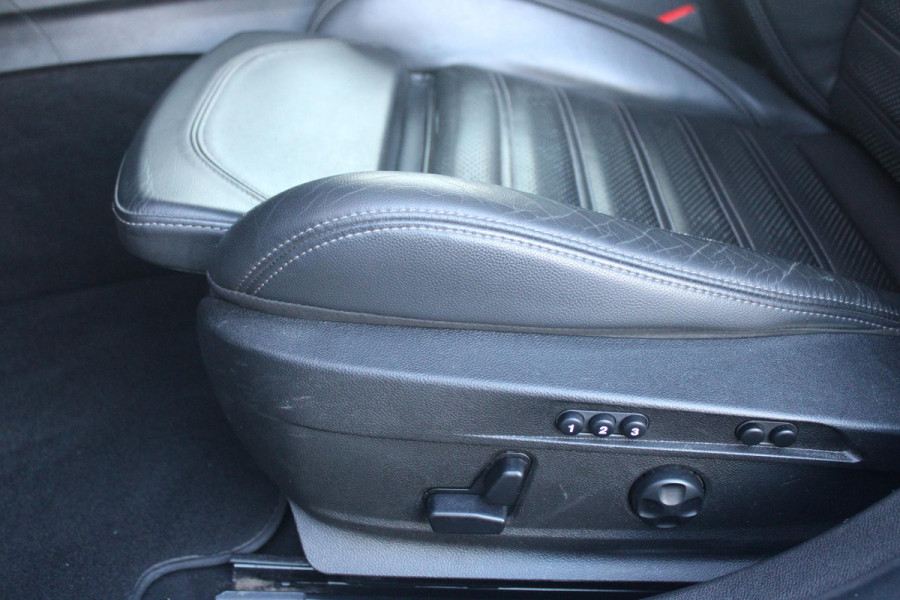 Alfa Romeo Giulia 2.0 T 280PK Q4 AWD VELOCE | FULL MAP NAVIGATIE | BI-XENON KOPLAMPEN | LED ACHTERLICHTEN | LEDEREN BEKLEDING | ELEKTRISCH VERSTELBARE "VELOCE" SPORTSTOELEN MET VERWARMING EN OP DE BESTUURDERSSTOEL GEHEUGEN | ELEKTRISCH VERSTELBARE ZIJDELINKSE STEUNEN OP VOORSTOELEN | STUUR VERWARMING | 18" INCH VELOCE VELGEN | LICHTMETALEN REMKLAUWEN IN DE KLEUR GEEL | ACHTERUITRIJCAMERA | PARKEERSENSOREN VOOR / ACHTER | AFNEEMBARE TREKHAAK MET DIFUSERKAP | EXTRA GETINTE ACHTER RUITEN | DUBBELE VERCHOOMDE UITLATEN | NEERKLAPBARE ACHTERBANK MET ARMSTEUN EN SKILUIK |