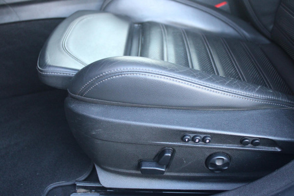 Alfa Romeo Giulia 2.0 T 280PK Q4 AWD VELOCE | FULL MAP NAVIGATIE | BI-XENON KOPLAMPEN | LED ACHTERLICHTEN | LEDEREN BEKLEDING | ELEKTRISCH VERSTELBARE "VELOCE" SPORTSTOELEN MET VERWARMING EN OP DE BESTUURDERSSTOEL GEHEUGEN | ELEKTRISCH VERSTELBARE ZIJDELINKSE STEUNEN OP VOORSTOELEN | STUUR VERWARMING | 18" INCH VELOCE VELGEN | LICHTMETALEN REMKLAUWEN IN DE KLEUR GEEL | ACHTERUITRIJCAMERA | PARKEERSENSOREN VOOR / ACHTER | AFNEEMBARE TREKHAAK MET DIFUSERKAP | EXTRA GETINTE ACHTER RUITEN | DUBBELE VERCHOOMDE UITLATEN | NEERKLAPBARE ACHTERBANK MET ARMSTEUN EN SKILUIK |