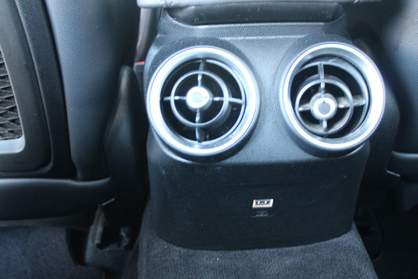 Alfa Romeo Giulia 2.0 T 280PK Q4 AWD VELOCE | FULL MAP NAVIGATIE | BI-XENON KOPLAMPEN | LED ACHTERLICHTEN | LEDEREN BEKLEDING | ELEKTRISCH VERSTELBARE "VELOCE" SPORTSTOELEN MET VERWARMING EN OP DE BESTUURDERSSTOEL GEHEUGEN | ELEKTRISCH VERSTELBARE ZIJDELINKSE STEUNEN OP VOORSTOELEN | STUUR VERWARMING | 18" INCH VELOCE VELGEN | LICHTMETALEN REMKLAUWEN IN DE KLEUR GEEL | ACHTERUITRIJCAMERA | PARKEERSENSOREN VOOR / ACHTER | AFNEEMBARE TREKHAAK MET DIFUSERKAP | EXTRA GETINTE ACHTER RUITEN | DUBBELE VERCHOOMDE UITLATEN | NEERKLAPBARE ACHTERBANK MET ARMSTEUN EN SKILUIK |