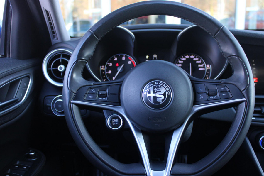 Alfa Romeo Giulia 2.0 T 280PK Q4 AWD VELOCE | FULL MAP NAVIGATIE | BI-XENON KOPLAMPEN | LED ACHTERLICHTEN | LEDEREN BEKLEDING | ELEKTRISCH VERSTELBARE "VELOCE" SPORTSTOELEN MET VERWARMING EN OP DE BESTUURDERSSTOEL GEHEUGEN | ELEKTRISCH VERSTELBARE ZIJDELINKSE STEUNEN OP VOORSTOELEN | STUUR VERWARMING | 18" INCH VELOCE VELGEN | LICHTMETALEN REMKLAUWEN IN DE KLEUR GEEL | ACHTERUITRIJCAMERA | PARKEERSENSOREN VOOR / ACHTER | AFNEEMBARE TREKHAAK MET DIFUSERKAP | EXTRA GETINTE ACHTER RUITEN | DUBBELE VERCHOOMDE UITLATEN | NEERKLAPBARE ACHTERBANK MET ARMSTEUN EN SKILUIK |