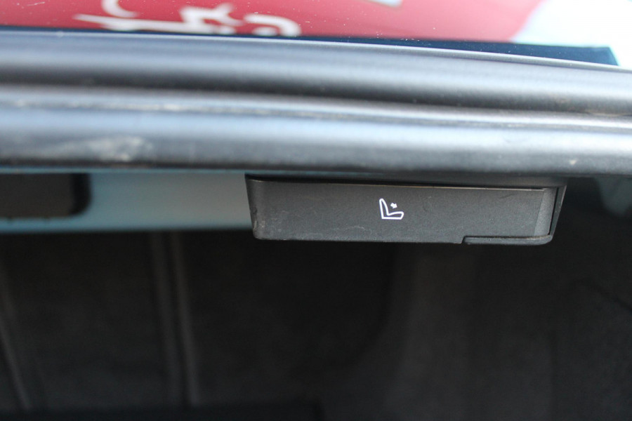 Alfa Romeo Giulia 2.0 T 280PK Q4 AWD VELOCE | FULL MAP NAVIGATIE | BI-XENON KOPLAMPEN | LED ACHTERLICHTEN | LEDEREN BEKLEDING | ELEKTRISCH VERSTELBARE "VELOCE" SPORTSTOELEN MET VERWARMING EN OP DE BESTUURDERSSTOEL GEHEUGEN | ELEKTRISCH VERSTELBARE ZIJDELINKSE STEUNEN OP VOORSTOELEN | STUUR VERWARMING | 18" INCH VELOCE VELGEN | LICHTMETALEN REMKLAUWEN IN DE KLEUR GEEL | ACHTERUITRIJCAMERA | PARKEERSENSOREN VOOR / ACHTER | AFNEEMBARE TREKHAAK MET DIFUSERKAP | EXTRA GETINTE ACHTER RUITEN | DUBBELE VERCHOOMDE UITLATEN | NEERKLAPBARE ACHTERBANK MET ARMSTEUN EN SKILUIK |