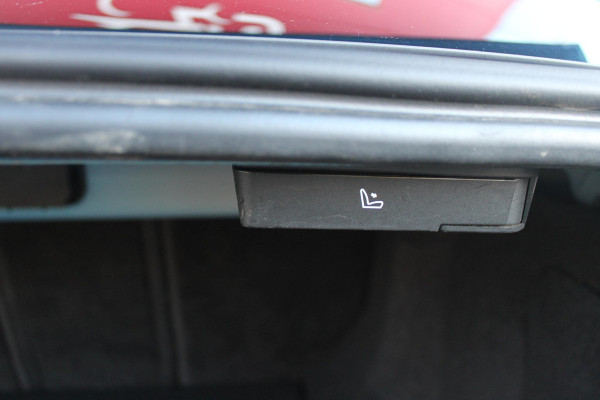 Alfa Romeo Giulia 2.0 T 280PK Q4 AWD VELOCE | FULL MAP NAVIGATIE | BI-XENON KOPLAMPEN | LED ACHTERLICHTEN | LEDEREN BEKLEDING | ELEKTRISCH VERSTELBARE "VELOCE" SPORTSTOELEN MET VERWARMING EN OP DE BESTUURDERSSTOEL GEHEUGEN | ELEKTRISCH VERSTELBARE ZIJDELINKSE STEUNEN OP VOORSTOELEN | STUUR VERWARMING | 18" INCH VELOCE VELGEN | LICHTMETALEN REMKLAUWEN IN DE KLEUR GEEL | ACHTERUITRIJCAMERA | PARKEERSENSOREN VOOR / ACHTER | AFNEEMBARE TREKHAAK MET DIFUSERKAP | EXTRA GETINTE ACHTER RUITEN | DUBBELE VERCHOOMDE UITLATEN | NEERKLAPBARE ACHTERBANK MET ARMSTEUN EN SKILUIK |