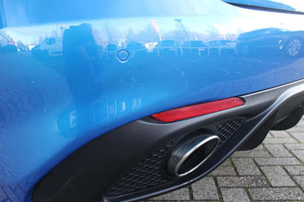 Alfa Romeo Giulia 2.0 T 280PK Q4 AWD VELOCE | FULL MAP NAVIGATIE | BI-XENON KOPLAMPEN | LED ACHTERLICHTEN | LEDEREN BEKLEDING | ELEKTRISCH VERSTELBARE "VELOCE" SPORTSTOELEN MET VERWARMING EN OP DE BESTUURDERSSTOEL GEHEUGEN | ELEKTRISCH VERSTELBARE ZIJDELINKSE STEUNEN OP VOORSTOELEN | STUUR VERWARMING | 18" INCH VELOCE VELGEN | LICHTMETALEN REMKLAUWEN IN DE KLEUR GEEL | ACHTERUITRIJCAMERA | PARKEERSENSOREN VOOR / ACHTER | AFNEEMBARE TREKHAAK MET DIFUSERKAP | EXTRA GETINTE ACHTER RUITEN | DUBBELE VERCHOOMDE UITLATEN | NEERKLAPBARE ACHTERBANK MET ARMSTEUN EN SKILUIK |