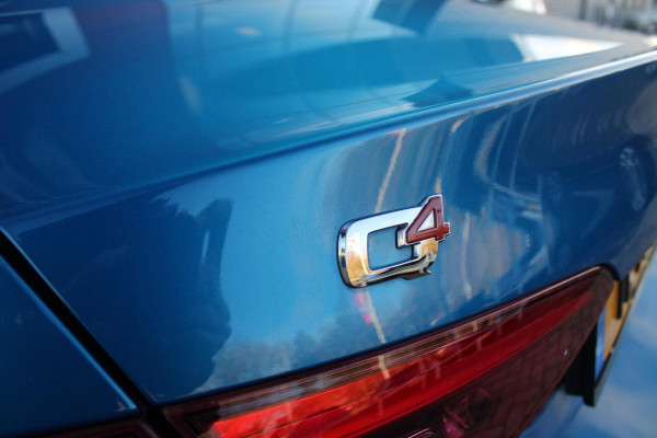 Alfa Romeo Giulia 2.0 T 280PK Q4 AWD VELOCE | FULL MAP NAVIGATIE | BI-XENON KOPLAMPEN | LED ACHTERLICHTEN | LEDEREN BEKLEDING | ELEKTRISCH VERSTELBARE "VELOCE" SPORTSTOELEN MET VERWARMING EN OP DE BESTUURDERSSTOEL GEHEUGEN | ELEKTRISCH VERSTELBARE ZIJDELINKSE STEUNEN OP VOORSTOELEN | STUUR VERWARMING | 18" INCH VELOCE VELGEN | LICHTMETALEN REMKLAUWEN IN DE KLEUR GEEL | ACHTERUITRIJCAMERA | PARKEERSENSOREN VOOR / ACHTER | AFNEEMBARE TREKHAAK MET DIFUSERKAP | EXTRA GETINTE ACHTER RUITEN | DUBBELE VERCHOOMDE UITLATEN | NEERKLAPBARE ACHTERBANK MET ARMSTEUN EN SKILUIK |