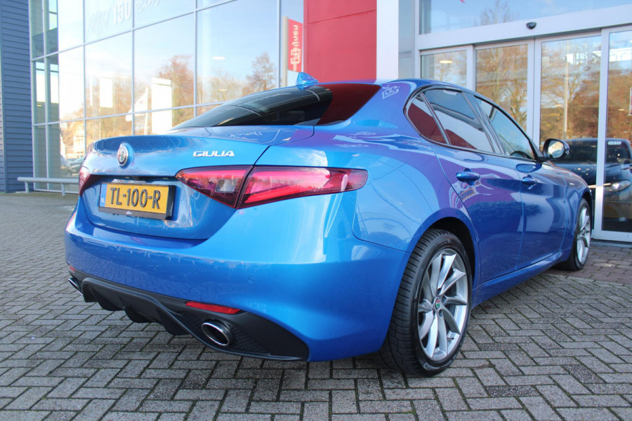 Alfa Romeo Giulia 2.0 T 280PK Q4 AWD VELOCE | FULL MAP NAVIGATIE | BI-XENON KOPLAMPEN | LED ACHTERLICHTEN | LEDEREN BEKLEDING | ELEKTRISCH VERSTELBARE "VELOCE" SPORTSTOELEN MET VERWARMING EN OP DE BESTUURDERSSTOEL GEHEUGEN | ELEKTRISCH VERSTELBARE ZIJDELINKSE STEUNEN OP VOORSTOELEN | STUUR VERWARMING | 18" INCH VELOCE VELGEN | LICHTMETALEN REMKLAUWEN IN DE KLEUR GEEL | ACHTERUITRIJCAMERA | PARKEERSENSOREN VOOR / ACHTER | AFNEEMBARE TREKHAAK MET DIFUSERKAP | EXTRA GETINTE ACHTER RUITEN | DUBBELE VERCHOOMDE UITLATEN | NEERKLAPBARE ACHTERBANK MET ARMSTEUN EN SKILUIK |
