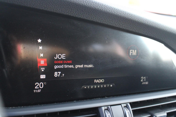 Alfa Romeo Giulia 2.0 T 280PK Q4 AWD VELOCE | FULL MAP NAVIGATIE | BI-XENON KOPLAMPEN | LED ACHTERLICHTEN | LEDEREN BEKLEDING | ELEKTRISCH VERSTELBARE "VELOCE" SPORTSTOELEN MET VERWARMING EN OP DE BESTUURDERSSTOEL GEHEUGEN | ELEKTRISCH VERSTELBARE ZIJDELINKSE STEUNEN OP VOORSTOELEN | STUUR VERWARMING | 18" INCH VELOCE VELGEN | LICHTMETALEN REMKLAUWEN IN DE KLEUR GEEL | ACHTERUITRIJCAMERA | PARKEERSENSOREN VOOR / ACHTER | AFNEEMBARE TREKHAAK MET DIFUSERKAP | EXTRA GETINTE ACHTER RUITEN | DUBBELE VERCHOOMDE UITLATEN | NEERKLAPBARE ACHTERBANK MET ARMSTEUN EN SKILUIK |