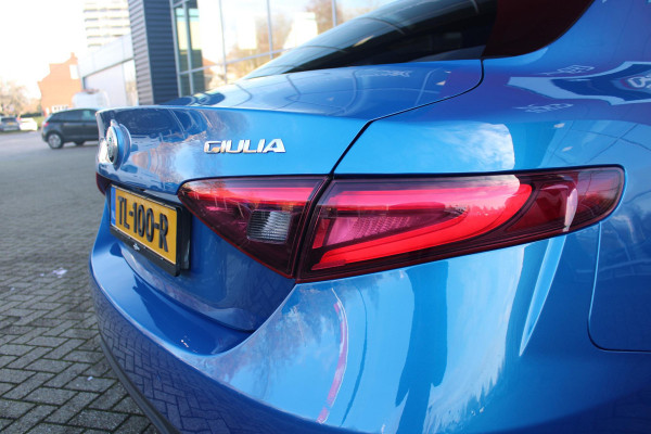 Alfa Romeo Giulia 2.0 T 280PK Q4 AWD VELOCE | FULL MAP NAVIGATIE | BI-XENON KOPLAMPEN | LED ACHTERLICHTEN | LEDEREN BEKLEDING | ELEKTRISCH VERSTELBARE "VELOCE" SPORTSTOELEN MET VERWARMING EN OP DE BESTUURDERSSTOEL GEHEUGEN | ELEKTRISCH VERSTELBARE ZIJDELINKSE STEUNEN OP VOORSTOELEN | STUUR VERWARMING | 18" INCH VELOCE VELGEN | LICHTMETALEN REMKLAUWEN IN DE KLEUR GEEL | ACHTERUITRIJCAMERA | PARKEERSENSOREN VOOR / ACHTER | AFNEEMBARE TREKHAAK MET DIFUSERKAP | EXTRA GETINTE ACHTER RUITEN | DUBBELE VERCHOOMDE UITLATEN | NEERKLAPBARE ACHTERBANK MET ARMSTEUN EN SKILUIK |