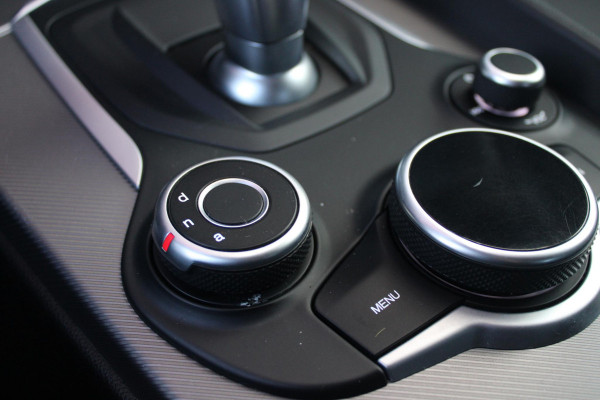 Alfa Romeo Giulia 2.0 T 280PK Q4 AWD VELOCE | FULL MAP NAVIGATIE | BI-XENON KOPLAMPEN | LED ACHTERLICHTEN | LEDEREN BEKLEDING | ELEKTRISCH VERSTELBARE "VELOCE" SPORTSTOELEN MET VERWARMING EN OP DE BESTUURDERSSTOEL GEHEUGEN | ELEKTRISCH VERSTELBARE ZIJDELINKSE STEUNEN OP VOORSTOELEN | STUUR VERWARMING | 18" INCH VELOCE VELGEN | LICHTMETALEN REMKLAUWEN IN DE KLEUR GEEL | ACHTERUITRIJCAMERA | PARKEERSENSOREN VOOR / ACHTER | AFNEEMBARE TREKHAAK MET DIFUSERKAP | EXTRA GETINTE ACHTER RUITEN | DUBBELE VERCHOOMDE UITLATEN | NEERKLAPBARE ACHTERBANK MET ARMSTEUN EN SKILUIK |