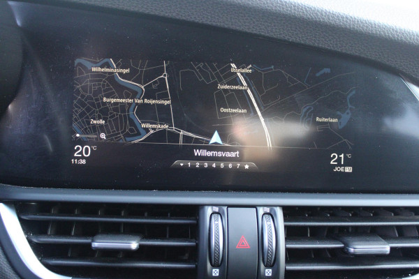 Alfa Romeo Giulia 2.0 T 280PK Q4 AWD VELOCE | FULL MAP NAVIGATIE | BI-XENON KOPLAMPEN | LED ACHTERLICHTEN | LEDEREN BEKLEDING | ELEKTRISCH VERSTELBARE "VELOCE" SPORTSTOELEN MET VERWARMING EN OP DE BESTUURDERSSTOEL GEHEUGEN | ELEKTRISCH VERSTELBARE ZIJDELINKSE STEUNEN OP VOORSTOELEN | STUUR VERWARMING | 18" INCH VELOCE VELGEN | LICHTMETALEN REMKLAUWEN IN DE KLEUR GEEL | ACHTERUITRIJCAMERA | PARKEERSENSOREN VOOR / ACHTER | AFNEEMBARE TREKHAAK MET DIFUSERKAP | EXTRA GETINTE ACHTER RUITEN | DUBBELE VERCHOOMDE UITLATEN | NEERKLAPBARE ACHTERBANK MET ARMSTEUN EN SKILUIK |