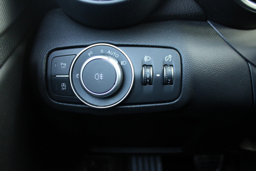 Alfa Romeo Giulia 2.0 T 280PK Q4 AWD VELOCE | FULL MAP NAVIGATIE | BI-XENON KOPLAMPEN | LED ACHTERLICHTEN | LEDEREN BEKLEDING | ELEKTRISCH VERSTELBARE "VELOCE" SPORTSTOELEN MET VERWARMING EN OP DE BESTUURDERSSTOEL GEHEUGEN | ELEKTRISCH VERSTELBARE ZIJDELINKSE STEUNEN OP VOORSTOELEN | STUUR VERWARMING | 18" INCH VELOCE VELGEN | LICHTMETALEN REMKLAUWEN IN DE KLEUR GEEL | ACHTERUITRIJCAMERA | PARKEERSENSOREN VOOR / ACHTER | AFNEEMBARE TREKHAAK MET DIFUSERKAP | EXTRA GETINTE ACHTER RUITEN | DUBBELE VERCHOOMDE UITLATEN | NEERKLAPBARE ACHTERBANK MET ARMSTEUN EN SKILUIK |