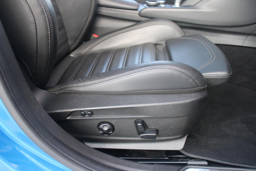 Alfa Romeo Giulia 2.0 T 280PK Q4 AWD VELOCE | FULL MAP NAVIGATIE | BI-XENON KOPLAMPEN | LED ACHTERLICHTEN | LEDEREN BEKLEDING | ELEKTRISCH VERSTELBARE "VELOCE" SPORTSTOELEN MET VERWARMING EN OP DE BESTUURDERSSTOEL GEHEUGEN | ELEKTRISCH VERSTELBARE ZIJDELINKSE STEUNEN OP VOORSTOELEN | STUUR VERWARMING | 18" INCH VELOCE VELGEN | LICHTMETALEN REMKLAUWEN IN DE KLEUR GEEL | ACHTERUITRIJCAMERA | PARKEERSENSOREN VOOR / ACHTER | AFNEEMBARE TREKHAAK MET DIFUSERKAP | EXTRA GETINTE ACHTER RUITEN | DUBBELE VERCHOOMDE UITLATEN | NEERKLAPBARE ACHTERBANK MET ARMSTEUN EN SKILUIK |