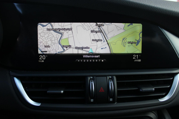 Alfa Romeo Giulia 2.0 T 280PK Q4 AWD VELOCE | FULL MAP NAVIGATIE | BI-XENON KOPLAMPEN | LED ACHTERLICHTEN | LEDEREN BEKLEDING | ELEKTRISCH VERSTELBARE "VELOCE" SPORTSTOELEN MET VERWARMING EN OP DE BESTUURDERSSTOEL GEHEUGEN | ELEKTRISCH VERSTELBARE ZIJDELINKSE STEUNEN OP VOORSTOELEN | STUUR VERWARMING | 18" INCH VELOCE VELGEN | LICHTMETALEN REMKLAUWEN IN DE KLEUR GEEL | ACHTERUITRIJCAMERA | PARKEERSENSOREN VOOR / ACHTER | AFNEEMBARE TREKHAAK MET DIFUSERKAP | EXTRA GETINTE ACHTER RUITEN | DUBBELE VERCHOOMDE UITLATEN | NEERKLAPBARE ACHTERBANK MET ARMSTEUN EN SKILUIK |