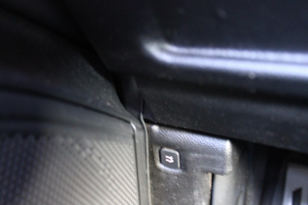 Alfa Romeo Giulia 2.0 T 280PK Q4 AWD VELOCE | FULL MAP NAVIGATIE | BI-XENON KOPLAMPEN | LED ACHTERLICHTEN | LEDEREN BEKLEDING | ELEKTRISCH VERSTELBARE "VELOCE" SPORTSTOELEN MET VERWARMING EN OP DE BESTUURDERSSTOEL GEHEUGEN | ELEKTRISCH VERSTELBARE ZIJDELINKSE STEUNEN OP VOORSTOELEN | STUUR VERWARMING | 18" INCH VELOCE VELGEN | LICHTMETALEN REMKLAUWEN IN DE KLEUR GEEL | ACHTERUITRIJCAMERA | PARKEERSENSOREN VOOR / ACHTER | AFNEEMBARE TREKHAAK MET DIFUSERKAP | EXTRA GETINTE ACHTER RUITEN | DUBBELE VERCHOOMDE UITLATEN | NEERKLAPBARE ACHTERBANK MET ARMSTEUN EN SKILUIK |