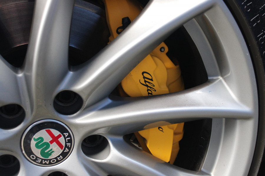 Alfa Romeo Giulia 2.0 T 280PK Q4 AWD VELOCE | FULL MAP NAVIGATIE | BI-XENON KOPLAMPEN | LED ACHTERLICHTEN | LEDEREN BEKLEDING | ELEKTRISCH VERSTELBARE "VELOCE" SPORTSTOELEN MET VERWARMING EN OP DE BESTUURDERSSTOEL GEHEUGEN | ELEKTRISCH VERSTELBARE ZIJDELINKSE STEUNEN OP VOORSTOELEN | STUUR VERWARMING | 18" INCH VELOCE VELGEN | LICHTMETALEN REMKLAUWEN IN DE KLEUR GEEL | ACHTERUITRIJCAMERA | PARKEERSENSOREN VOOR / ACHTER | AFNEEMBARE TREKHAAK MET DIFUSERKAP | EXTRA GETINTE ACHTER RUITEN | DUBBELE VERCHOOMDE UITLATEN | NEERKLAPBARE ACHTERBANK MET ARMSTEUN EN SKILUIK |