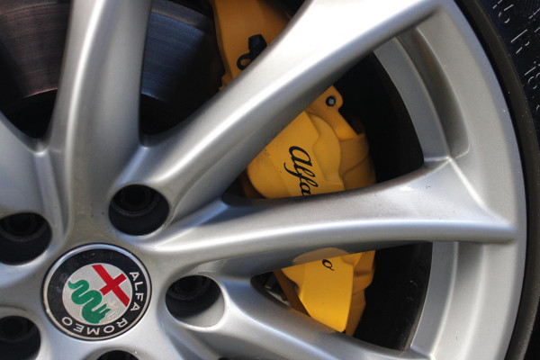 Alfa Romeo Giulia 2.0 T 280PK Q4 AWD VELOCE | FULL MAP NAVIGATIE | BI-XENON KOPLAMPEN | LED ACHTERLICHTEN | LEDEREN BEKLEDING | ELEKTRISCH VERSTELBARE "VELOCE" SPORTSTOELEN MET VERWARMING EN OP DE BESTUURDERSSTOEL GEHEUGEN | ELEKTRISCH VERSTELBARE ZIJDELINKSE STEUNEN OP VOORSTOELEN | STUUR VERWARMING | 18" INCH VELOCE VELGEN | LICHTMETALEN REMKLAUWEN IN DE KLEUR GEEL | ACHTERUITRIJCAMERA | PARKEERSENSOREN VOOR / ACHTER | AFNEEMBARE TREKHAAK MET DIFUSERKAP | EXTRA GETINTE ACHTER RUITEN | DUBBELE VERCHOOMDE UITLATEN | NEERKLAPBARE ACHTERBANK MET ARMSTEUN EN SKILUIK |