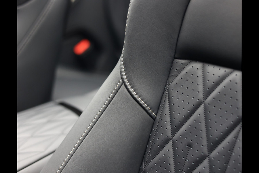 Aston Martin DB12 Volante 4.0 V8 | Xenon Grey - Carbon Pack