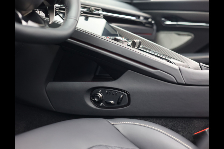 Aston Martin DB12 Volante 4.0 V8 | Xenon Grey - Carbon Pack