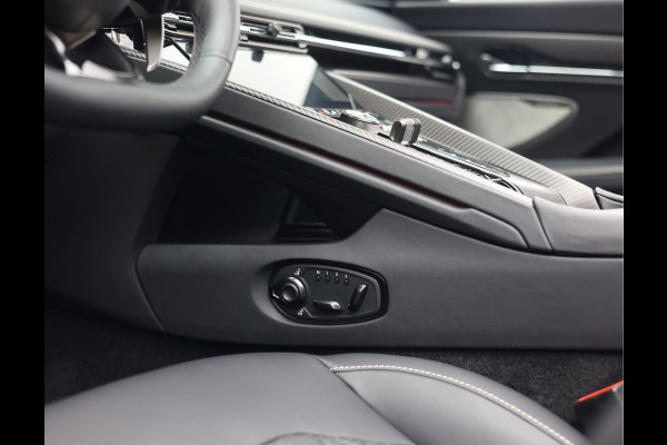 Aston Martin DB12 Volante 4.0 V8 | Xenon Grey - Carbon Pack