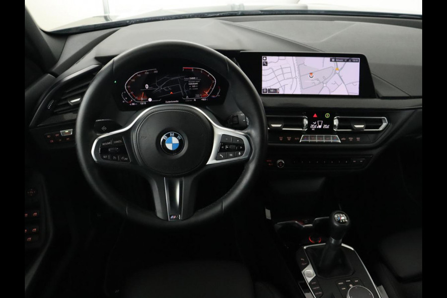 BMW 1-serie 118i Executive | Sport Line | Camera | Carplay | Sportstoelen | Live Cockpit | Navigatie | Full LED | Climate control | Sfeerverlichting | Cruise control | Park Assist | Bluetooth | Getint glas