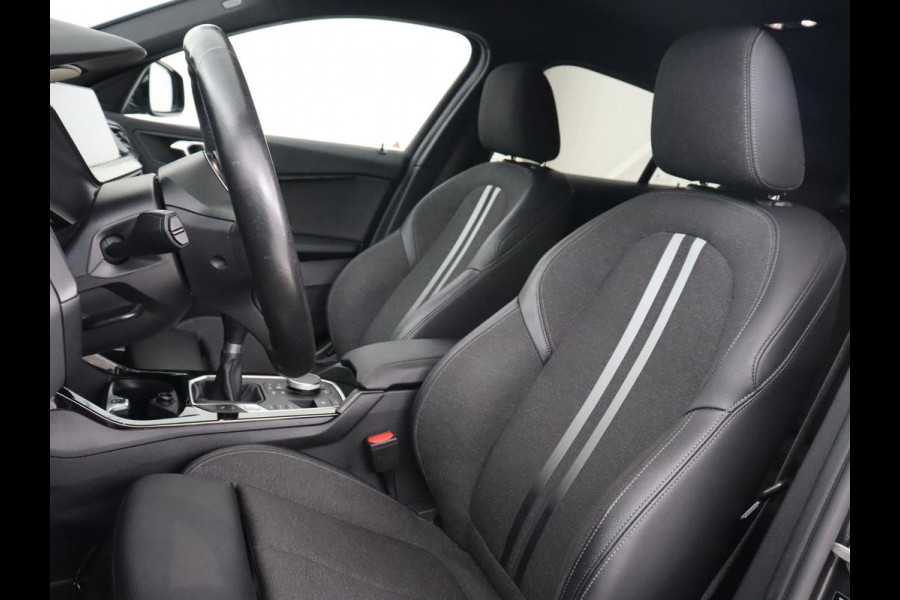BMW 1-serie 118i Executive | Sport Line | Camera | Carplay | Sportstoelen | Live Cockpit | Navigatie | Full LED | Climate control | Sfeerverlichting | Cruise control | Park Assist | Bluetooth | Getint glas