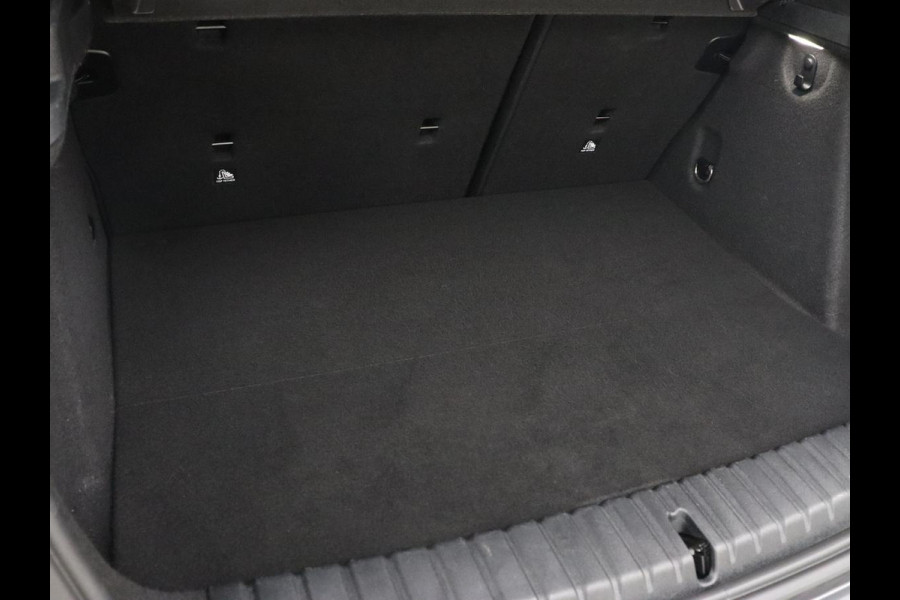 BMW 1-serie 118i Executive | Sport Line | Camera | Carplay | Sportstoelen | Live Cockpit | Navigatie | Full LED | Climate control | Sfeerverlichting | Cruise control | Park Assist | Bluetooth | Getint glas