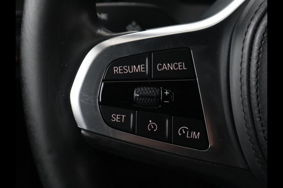 BMW 1-serie 118i Executive | Sport Line | Camera | Carplay | Sportstoelen | Live Cockpit | Navigatie | Full LED | Climate control | Sfeerverlichting | Cruise control | Park Assist | Bluetooth | Getint glas