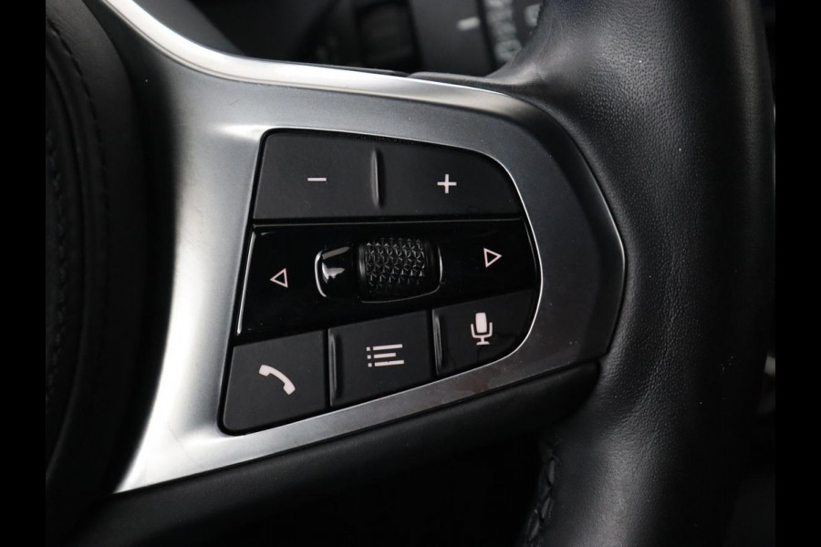 BMW 1-serie 118i Executive | Sport Line | Camera | Carplay | Sportstoelen | Live Cockpit | Navigatie | Full LED | Climate control | Sfeerverlichting | Cruise control | Park Assist | Bluetooth | Getint glas