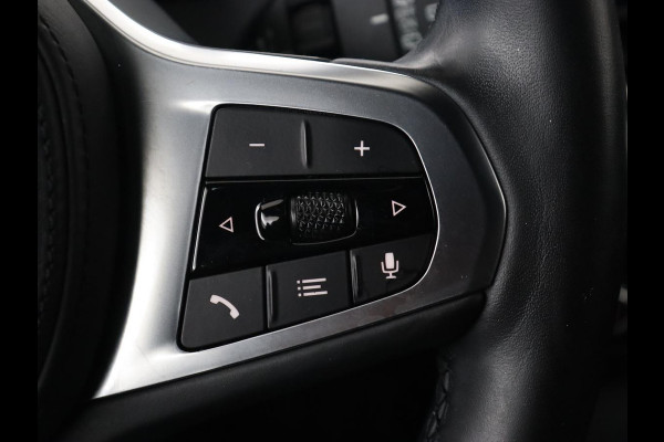 BMW 1-serie 118i Executive | Sport Line | Camera | Carplay | Sportstoelen | Live Cockpit | Navigatie | Full LED | Climate control | Sfeerverlichting | Cruise control | Park Assist | Bluetooth | Getint glas