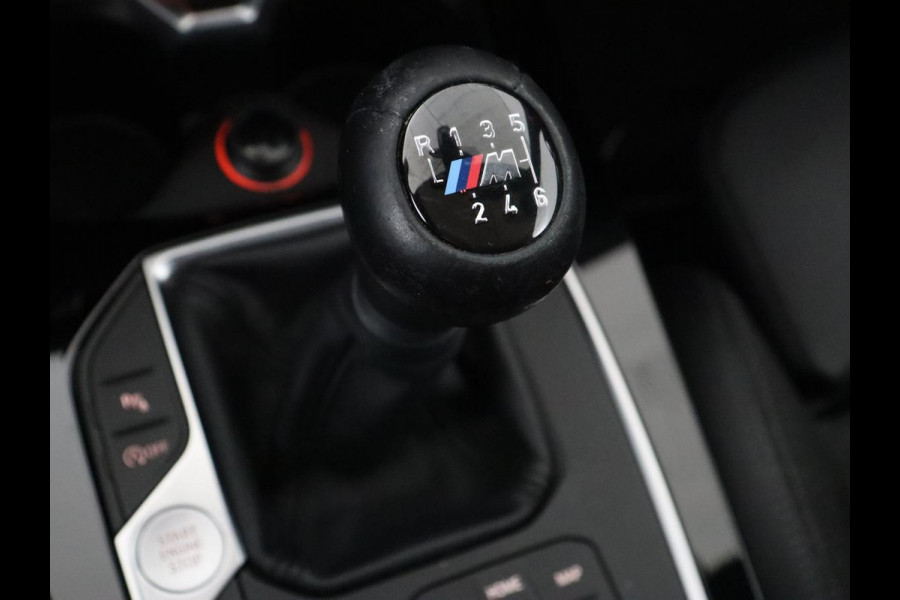 BMW 1-serie 118i Executive | Sport Line | Camera | Carplay | Sportstoelen | Live Cockpit | Navigatie | Full LED | Climate control | Sfeerverlichting | Cruise control | Park Assist | Bluetooth | Getint glas