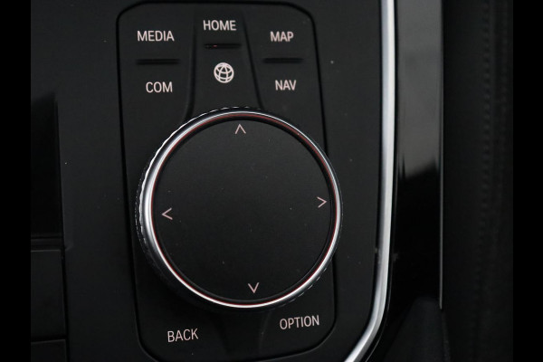 BMW 1-serie 118i Executive | Sport Line | Camera | Carplay | Sportstoelen | Live Cockpit | Navigatie | Full LED | Climate control | Sfeerverlichting | Cruise control | Park Assist | Bluetooth | Getint glas