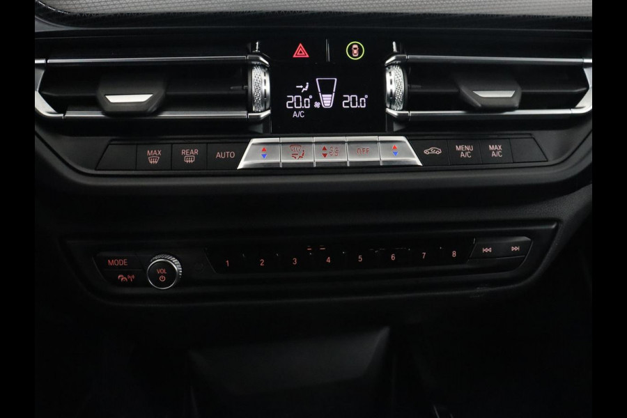BMW 1-serie 118i Executive | Sport Line | Camera | Carplay | Sportstoelen | Live Cockpit | Navigatie | Full LED | Climate control | Sfeerverlichting | Cruise control | Park Assist | Bluetooth | Getint glas