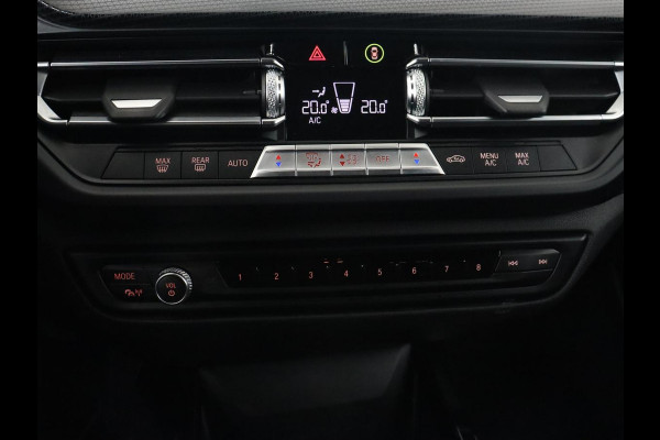 BMW 1-serie 118i Executive | Sport Line | Camera | Carplay | Sportstoelen | Live Cockpit | Navigatie | Full LED | Climate control | Sfeerverlichting | Cruise control | Park Assist | Bluetooth | Getint glas