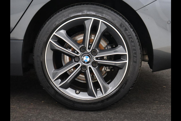 BMW 1-serie 118i Executive | Sport Line | Camera | Carplay | Sportstoelen | Live Cockpit | Navigatie | Full LED | Climate control | Sfeerverlichting | Cruise control | Park Assist | Bluetooth | Getint glas