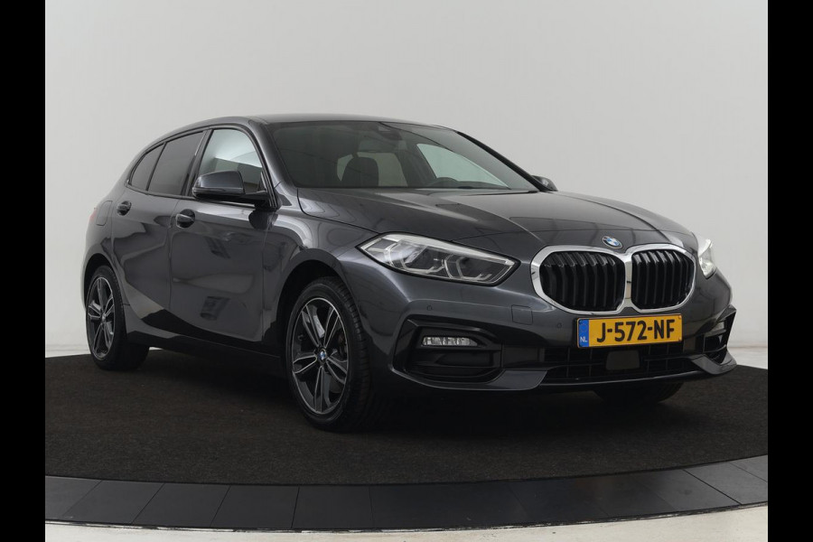 BMW 1-serie 118i Executive | Sport Line | Camera | Carplay | Sportstoelen | Live Cockpit | Navigatie | Full LED | Climate control | Sfeerverlichting | Cruise control | Park Assist | Bluetooth | Getint glas