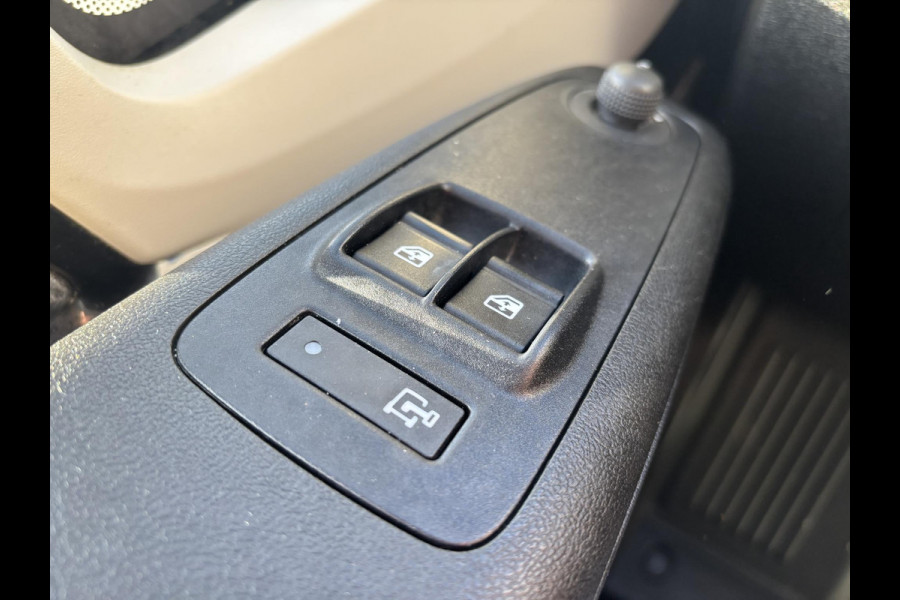 Peugeot Boxer 330 2.2 BlueHDi 140 L2H1*A/C*CRUISE*NAVI*HAAK*3PER