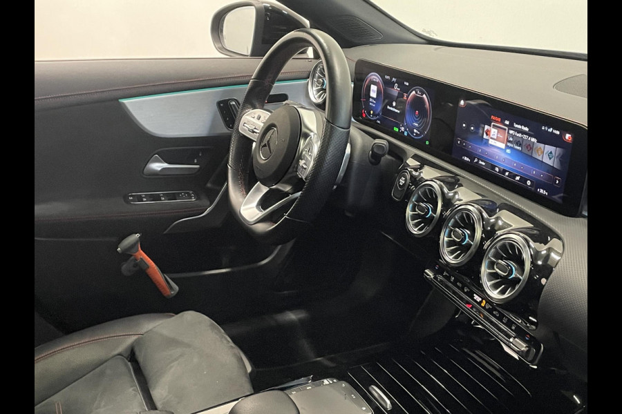 Mercedes-Benz CLA-Klasse Shooting Brake 250 e Business Solution AMG Limited Panoramadak Navigatie Apple Carplay/Android Auto Camera Parkeersensoren Elektrische achterklep Elektrische stoelen en verwarmd Virtual Cockpit Climate Control
