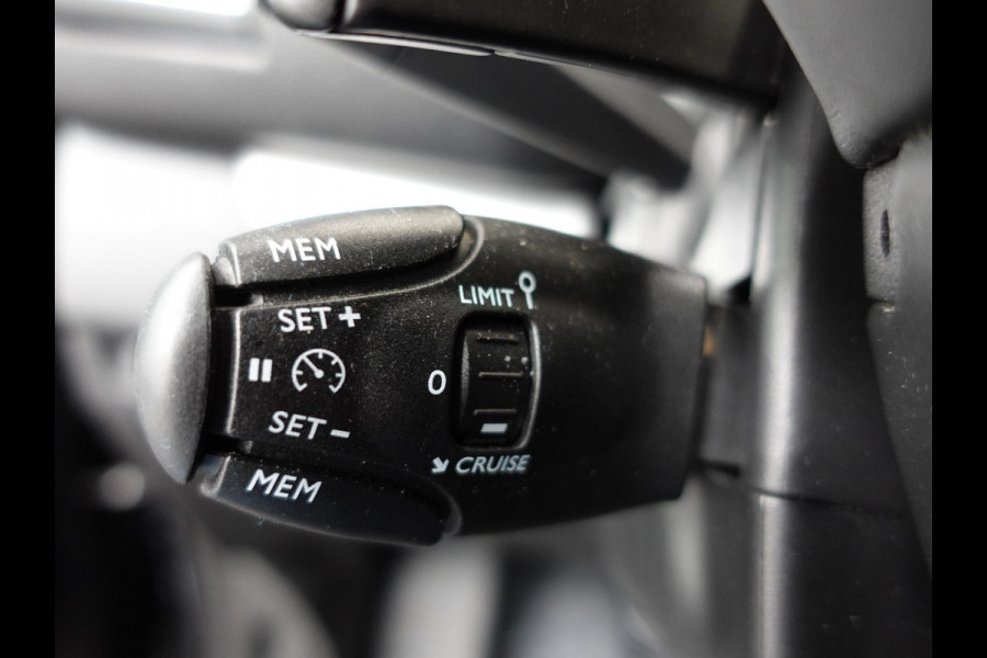 Opel Vivaro 145pk Automaat Dubbele cabine L3H1 Edition Navigatie Cruise Trekhaak Airco