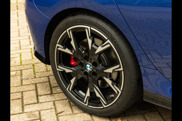 BMW 1-serie M135 xDrive - Pano - Memoryzetels - ACC - Stuurwiel Verwarmd - Head-up