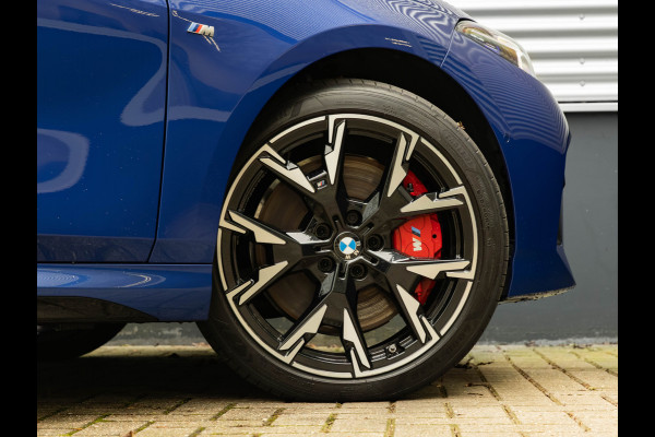 BMW 1-serie M135 xDrive - Pano - Memoryzetels - ACC - Stuurwiel Verwarmd - Head-up