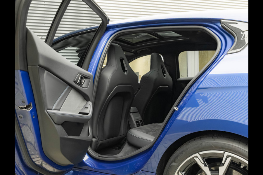 BMW 1-serie M135 xDrive - Pano - Memoryzetels - ACC - Stuurwiel Verwarmd - Head-up