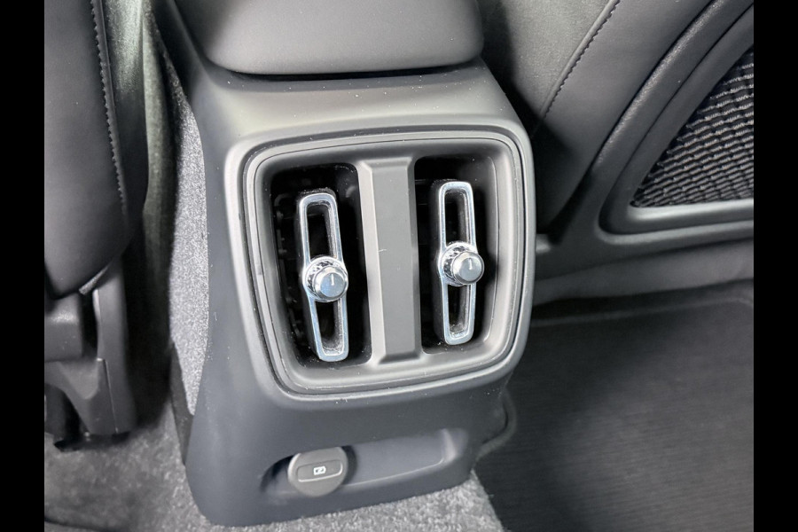 Volvo C40 Recharge Plus 69 kWh VAN: 34.900,- VOOR: 30.877,- UW EINDEJAARSVOORDEEL: 4.023,- SOH 93% STOEL/ STUURVERW. | PANO| WARMTEPOMP| ELEK. TREKHAAK| ELEK. ACHTERKLEP| DODE HOEK|