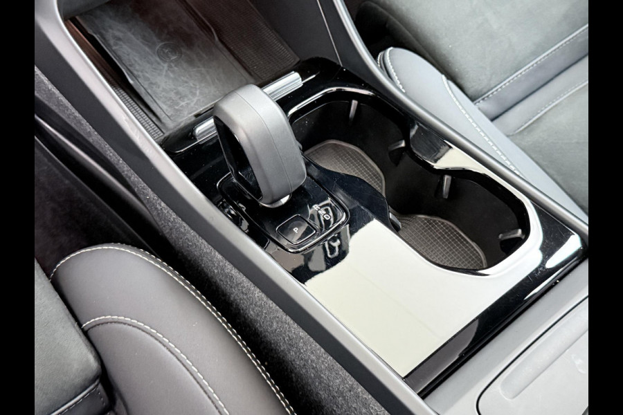 Volvo C40 Recharge Plus 69 kWh VAN: 34.900,- VOOR: 30.877,- UW EINDEJAARSVOORDEEL: 4.023,- SOH 93% STOEL/ STUURVERW. | PANO| WARMTEPOMP| ELEK. TREKHAAK| ELEK. ACHTERKLEP| DODE HOEK|