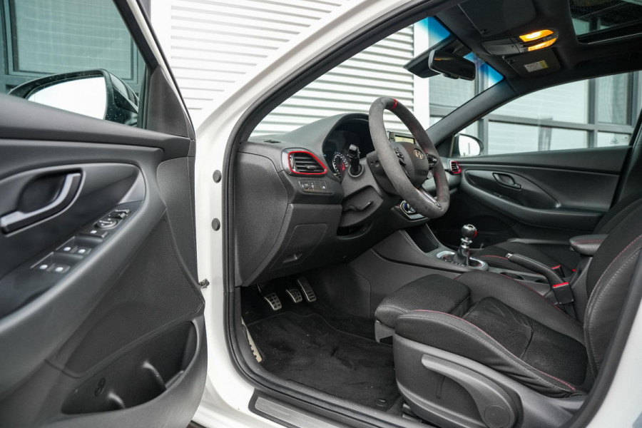 Hyundai i30 Fastback 2.0 T-GDI N1 Panodak Pops And Bangs Navigatie Camera Stoelverw. Alcantara Keyless Stoel Stuurverw.