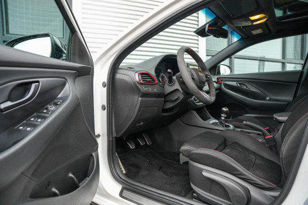 Hyundai i30 Fastback 2.0 T-GDI N1 Panodak Pops And Bangs Navigatie Camera Stoelverw. Alcantara Keyless Stoel Stuurverw.