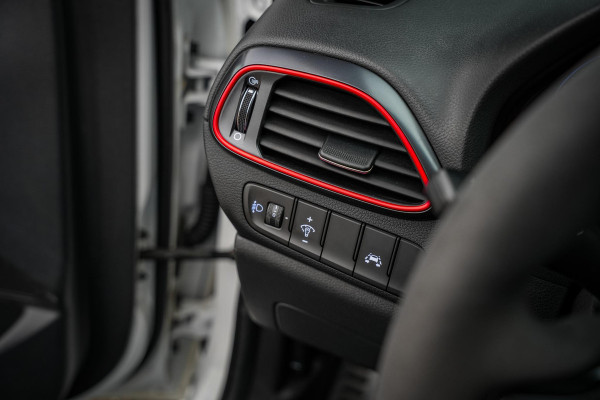 Hyundai i30 Fastback 2.0 T-GDI N1 Panodak Pops And Bangs Navigatie Camera Stoelverw. Alcantara Keyless Stoel Stuurverw.