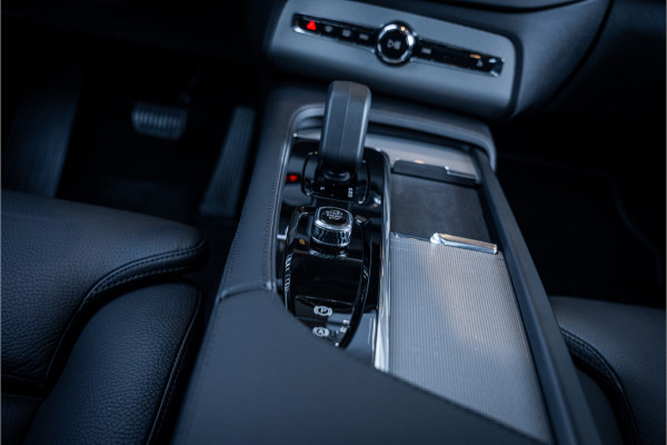 Volvo XC90 2.0 T8 Plug-in hybrid AWD Plus Dark - Panorama | Luchtvering | H&K | Elek. Trekhaak | 360 Camera