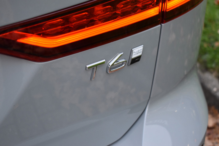Volvo V60 T6 AWD 350PK Plug-in hybrid Plus Dark | Trekhaak | H&K | Contour stoelen | 360 Camera | 19"LMV |