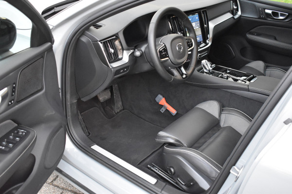 Volvo V60 T6 AWD 350PK Plug-in hybrid Plus Dark | Trekhaak | H&K | Contour stoelen | 360 Camera | 19"LMV |