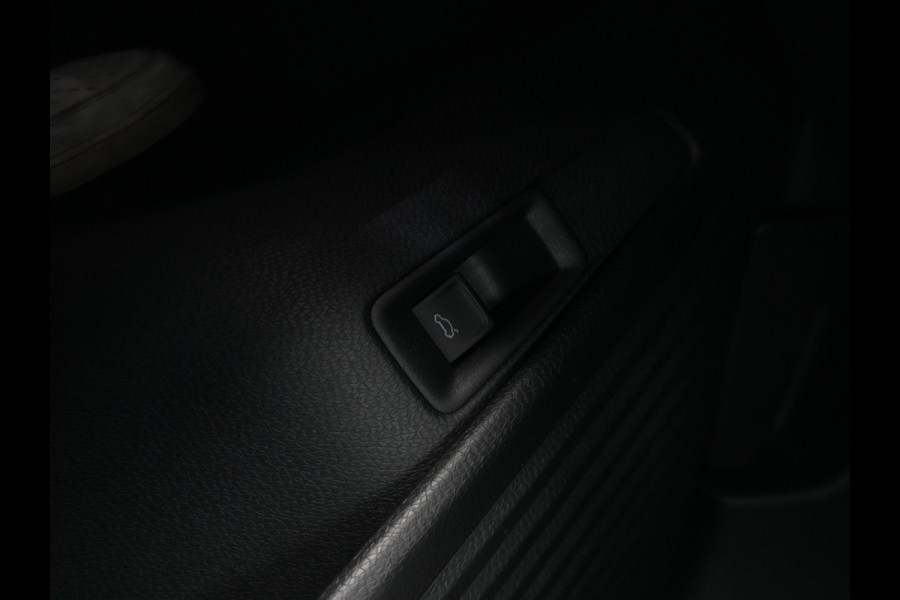 Volkswagen ID.5 Pro Business 77 kWh 286pk Navigatie Camera Stoelverwarming Acc 246